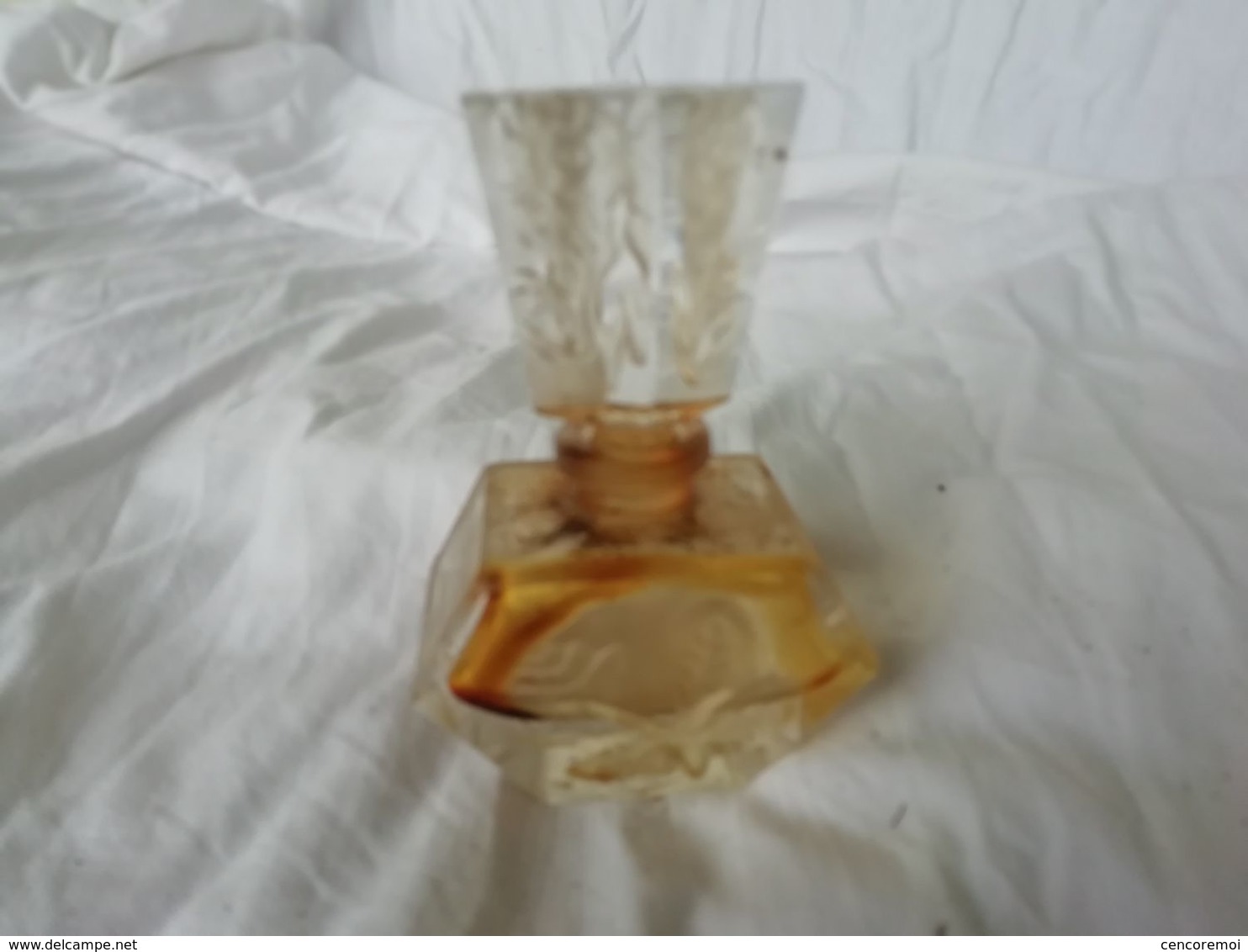 Flacon De Parfum Ancien En Cristal Taillé Comme Les Flacons Flacon Tchécoslovaque - Riproduzioni