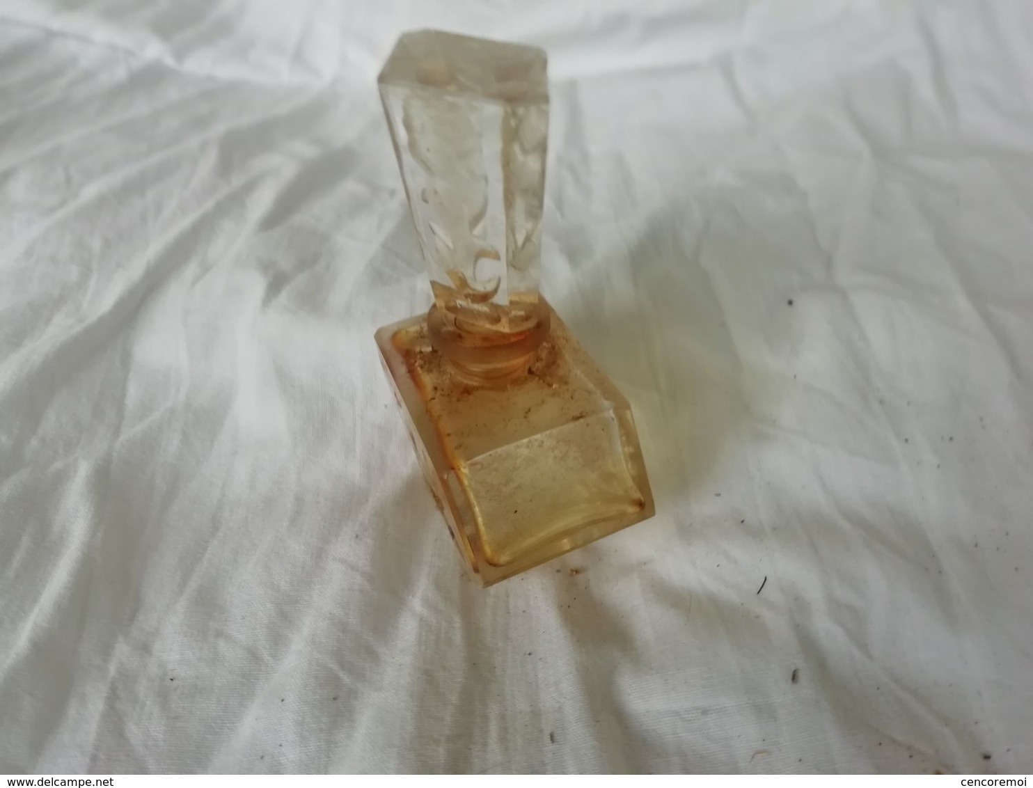 Flacon De Parfum Ancien En Cristal Taillé Comme Les Flacons Flacon Tchécoslovaque - Riproduzioni