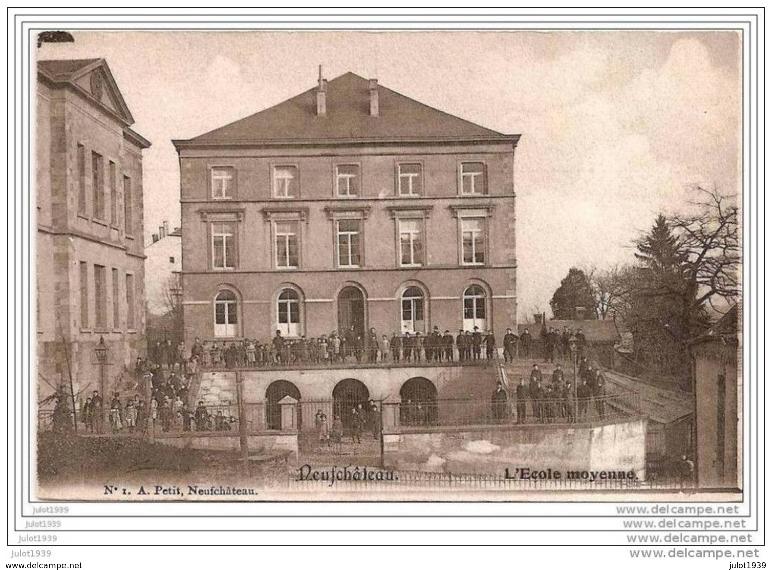 NEUFCHATEAU ..-- L' Ecole Moyenne . Et Une Partie Des Elèves !! - Neufchâteau