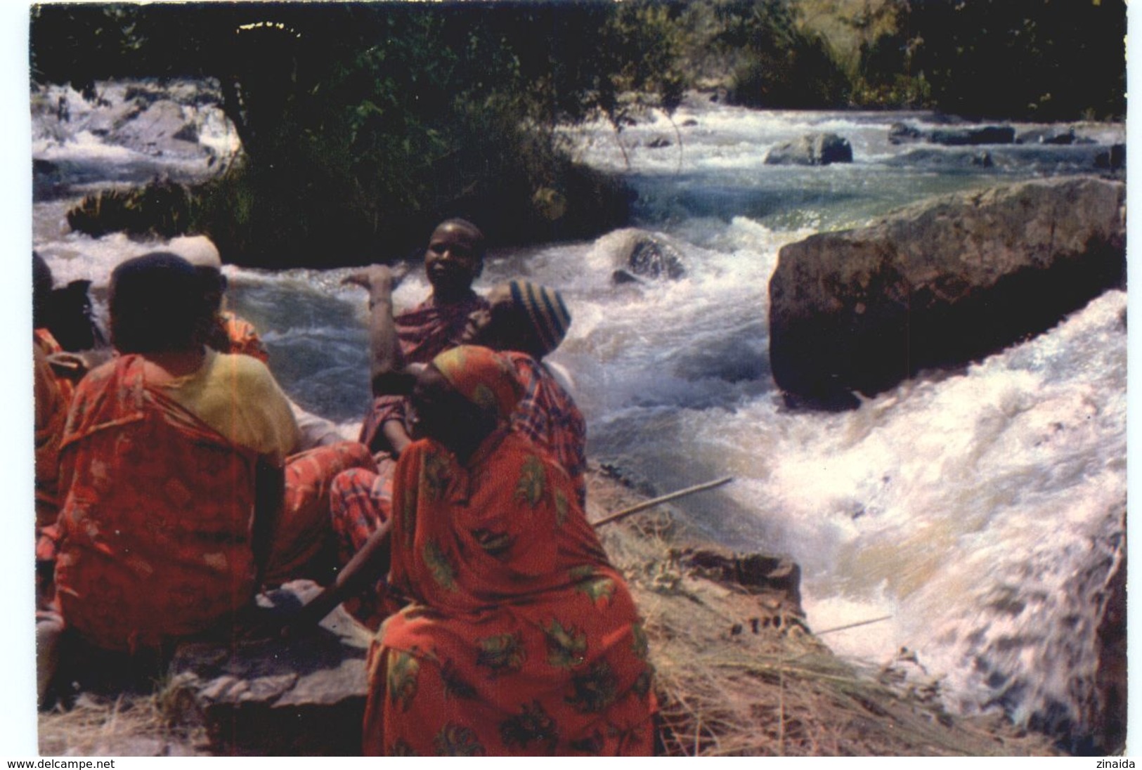 CARTE POSTALE DU BURUNDI - CONFIDENCE PRES DE LA CASCADE - Burundi