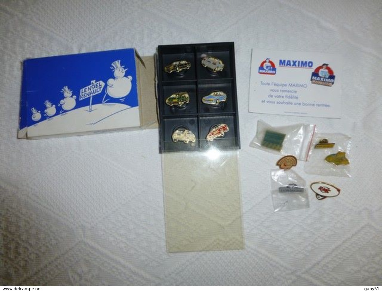 Coffret 6 Pin's Le Noël De RENAULT + 7 Pins Divers RMC, Maximo, Etc - Unclassified