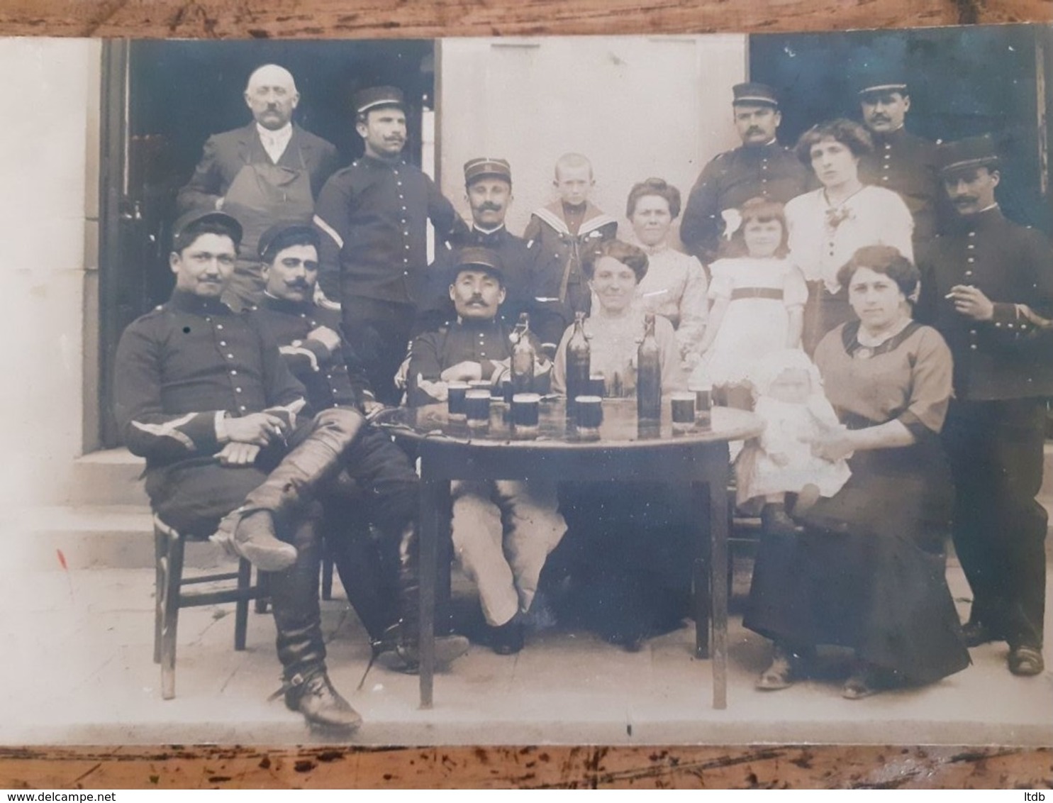 Soldats Du 16 Artillerie D'Issoire Au Café à La Courtine. L' Un De Ces Poilus A La Bouche Fendu D' Un Coup De Sabre 1912 - La Courtine