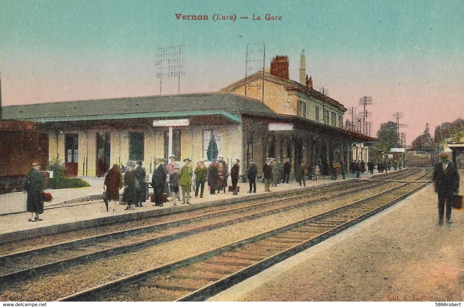 CARTE POSTALE ORIGINALE ANCIENNE COULEUR  : VERNON  LA GARE ANIMEE EURE (27) - Gares - Sans Trains
