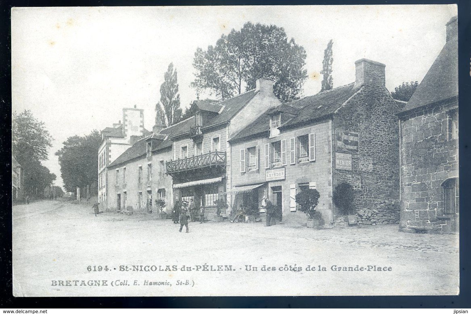 Cpa Du 22 St Nicolas Du Pelem Un Des Côtés De La Grande Place   AVR20-149 - Saint-Nicolas-du-Pélem