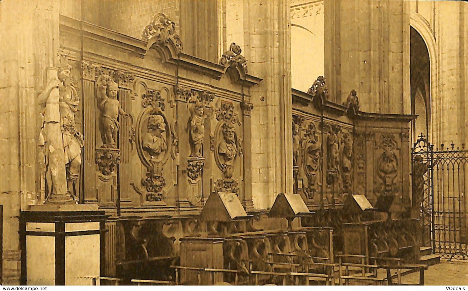 028 192 - CPA - Belgique - Mons - Eglise Ste Waudru - Les Stalles - Mons