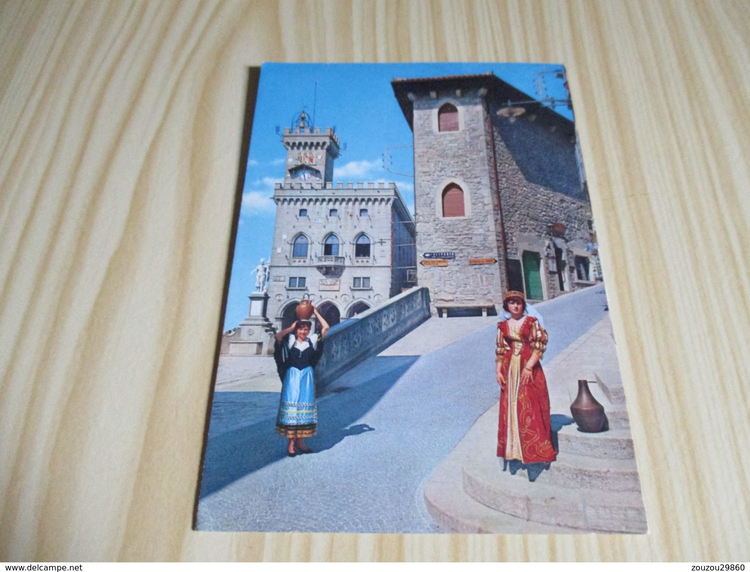 Saint-Marin - Palais Du Gouvernement - Costumes D'une Noble Dame Et D'une Femme Du Peuple. - San Marino