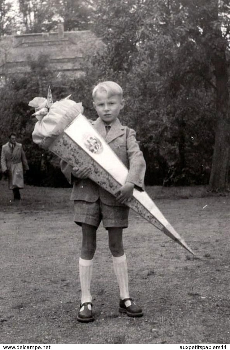 Photo Originale Scolaire, Schuleinführung Ou Zuckertütenfest, Schultüte, Ecolier Au Jardin Vers 1940/50 - Personnes Anonymes