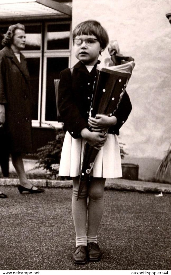 Photo Originale Scolaire, Schuleinführung Ou Zuckertütenfest, Schultüte, Ecolière Borgne & Travail De L'Oeil 1960/70 - Personnes Anonymes