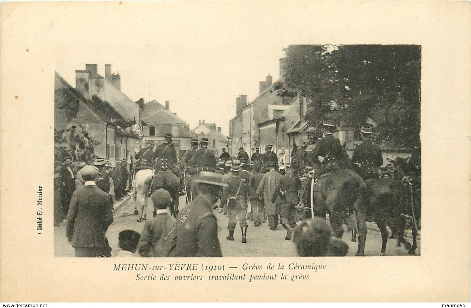 18 MEHUN SUR YERE 1910 - GREVE DE LA CIRAMIQUE - SORTIE DES OUVRIERS - Mehun-sur-Yèvre