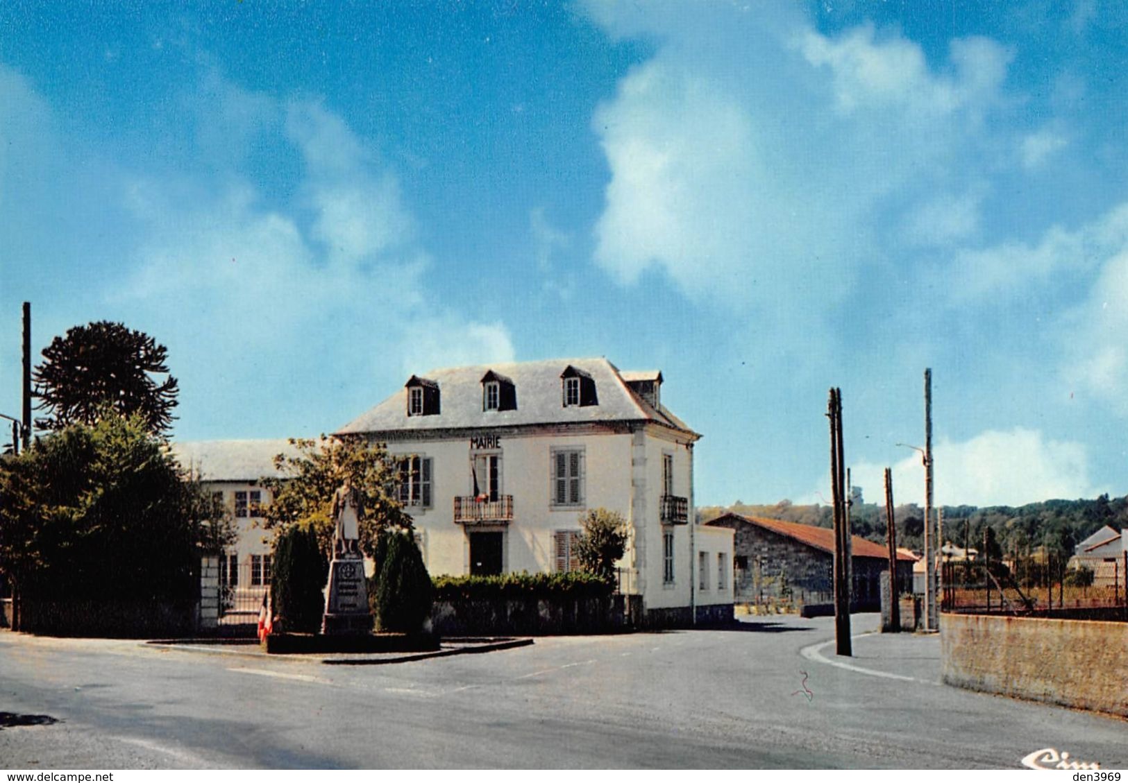 La BARTHE-de-NESTE - Monument Aux Morts Et Mairie - La Barthe De Neste