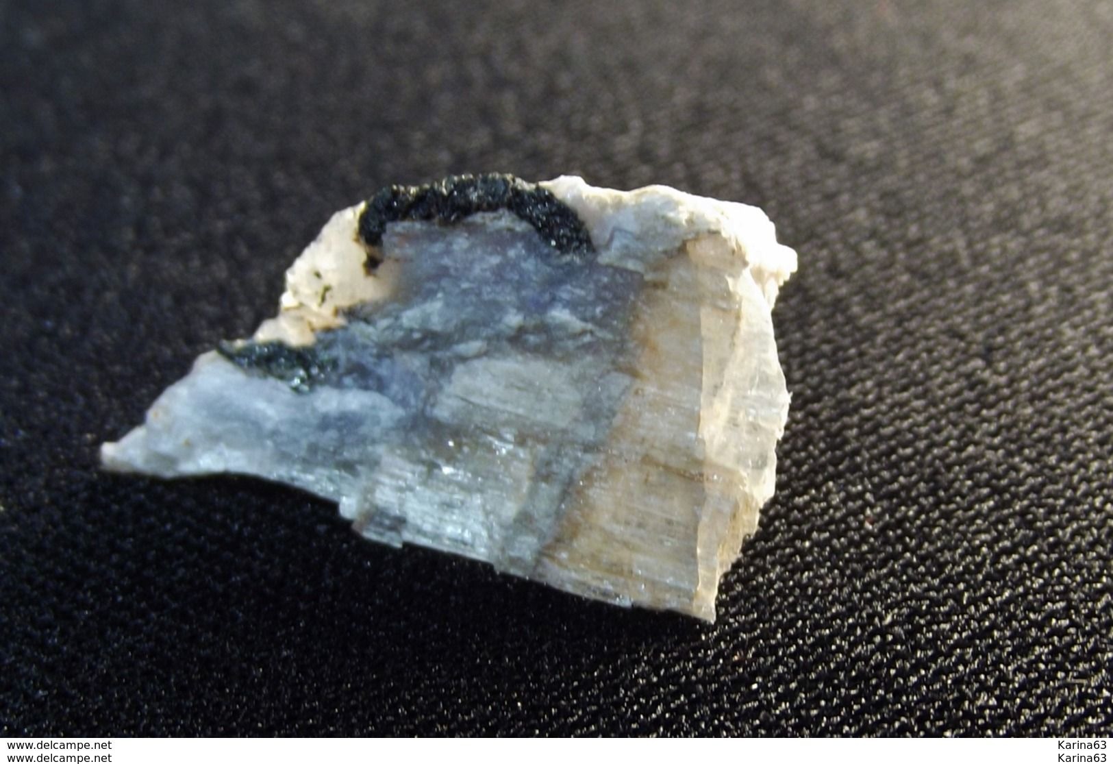 Agrellite (TL) With Amphiboles  ( 1.5 X 1 X 0.5 Cm ) Kipawa Alkaline Complex - Quebec - Canada - Minerali