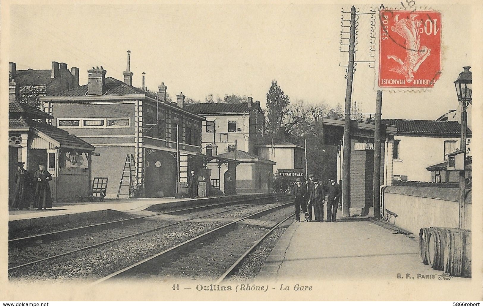 CARTE POSTALE ORIGINALE ANCIENNE : OULLINS INTERIEUR DE LA GARE PERSONNEL EN ATTENTE TRAIN ANONCE ANIMEE  RHONE (69) - Estaciones Sin Trenes