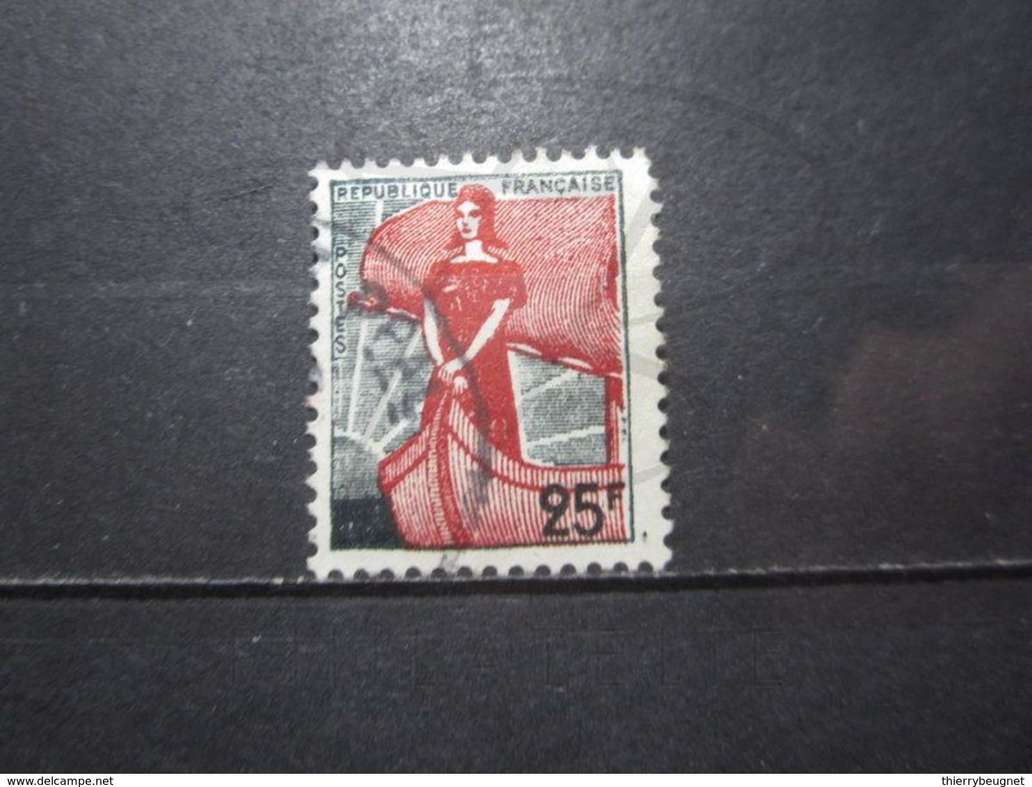 VEND BEAU TIMBRE DE FRANCE N° 1216 , ROUGE FONCE DECALE A GAUCHE !!! - Used Stamps