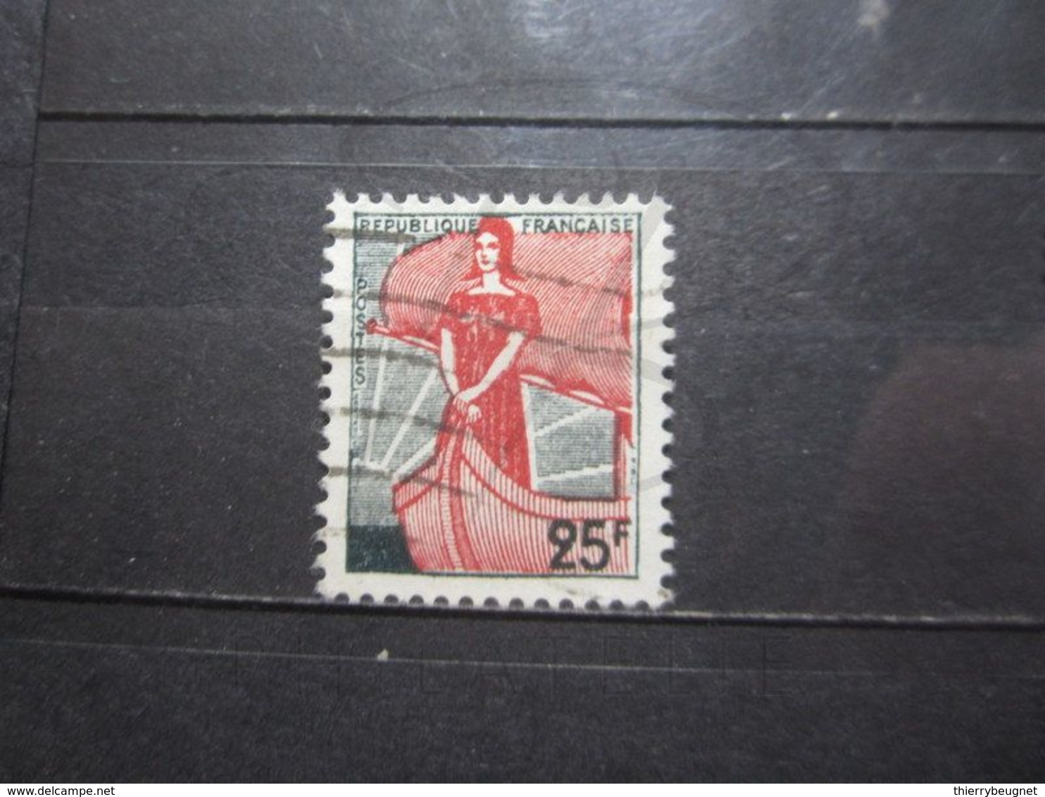 VEND BEAU TIMBRE DE FRANCE N° 1216 , ROUGE DECALE A GAUCHE !!! - Usati