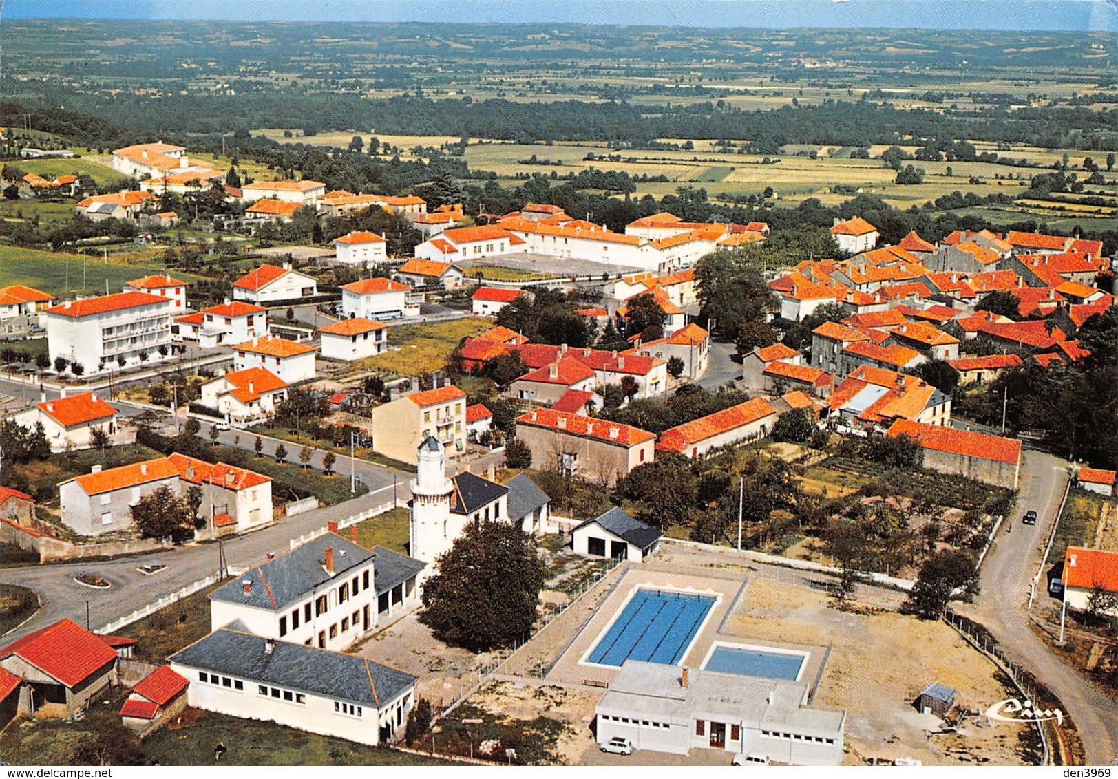 CASTELNAU-RIVIERE-BASSE - Vue Générale Aérienne - Piscine Municipale, Architecte Jean Cahuzac Tarbes, Et Ecole Primaire - Castelnau Riviere Basse