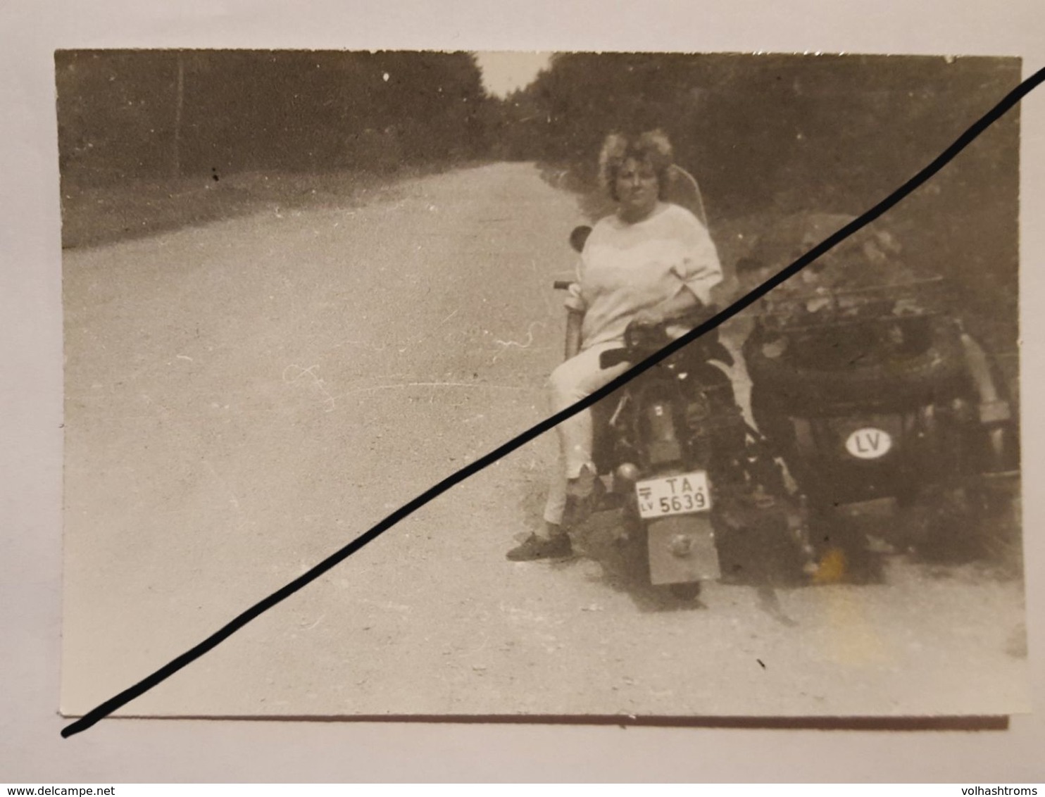 Photo Vintage. Original. Moto Avec Side-car Et Numéro. L'URSS. Lettonie. - Automobili