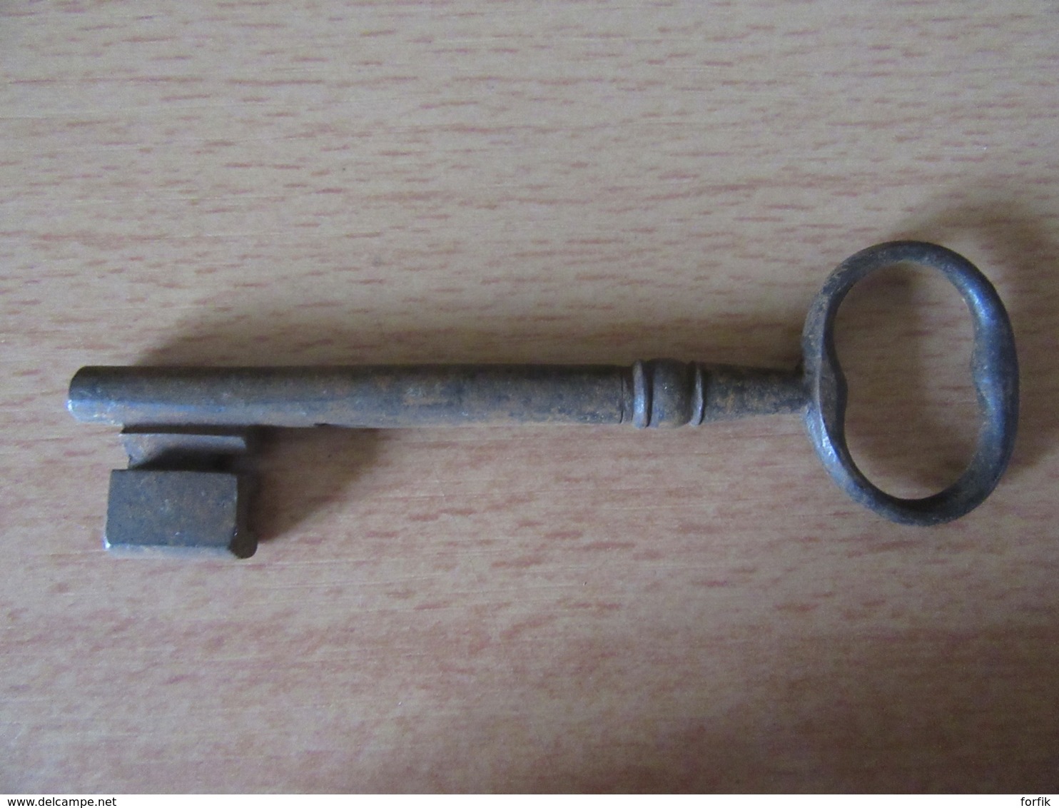 Clef Ancienne En Fer Forgé Ouvragé - Tube Plein - 11 Cm - Ferronnerie