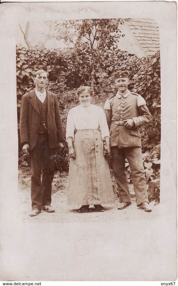 Carte Postale Photo Militaire Allemand Soldat-Soldaten En Tenue Epaulette-Décoration Croix De Fer - Uniformen