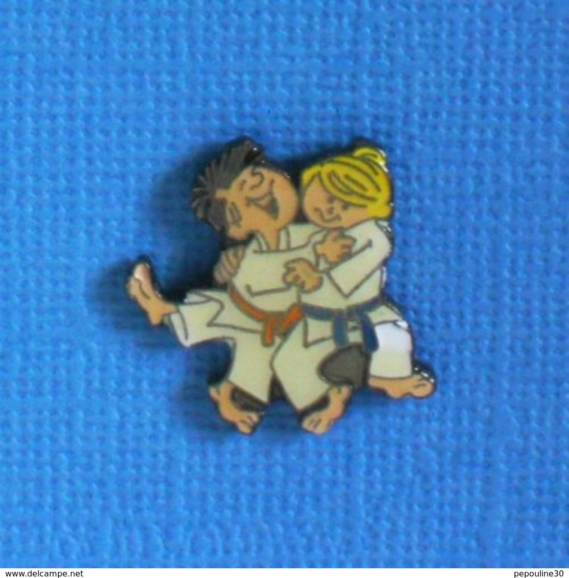 1 PIN'S //  ** 2 JEUNES JUDOKA ** - Judo