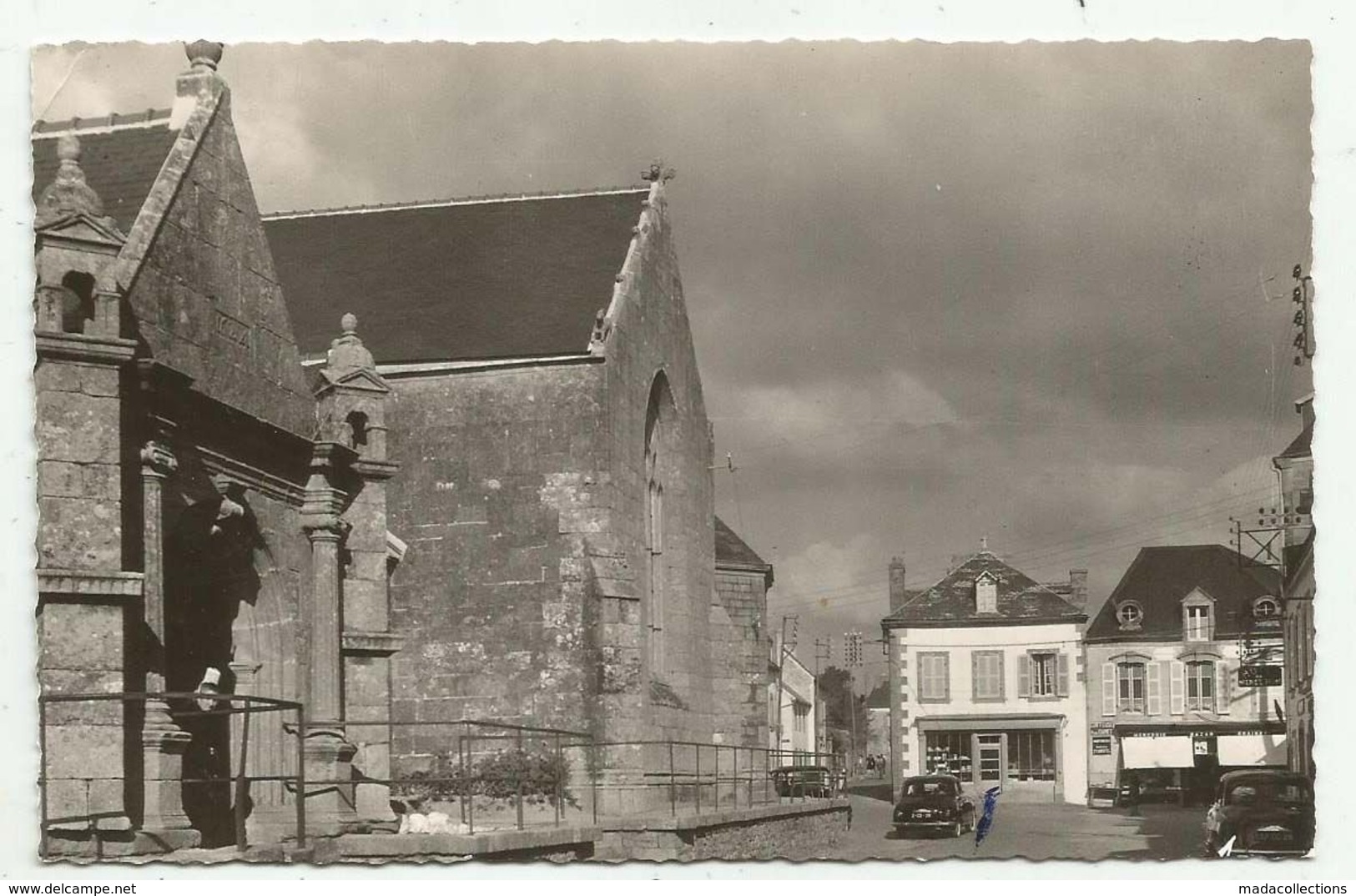 Plomodiern (29 - Finistère) Le Beau Porche Renaissance De L'église Et La Place - Cpsm Pf - Plomodiern