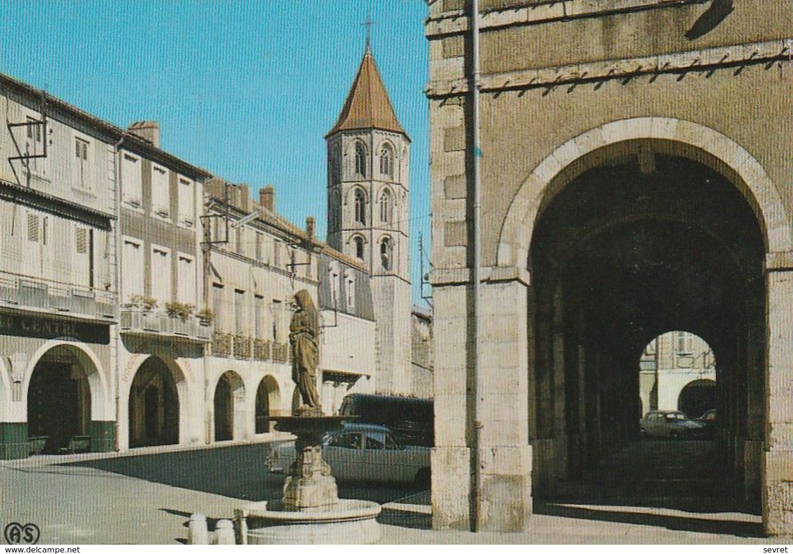 FLEURANCE  -  Place De La Mairie Et La Fontaine.    CPM - Fleurance