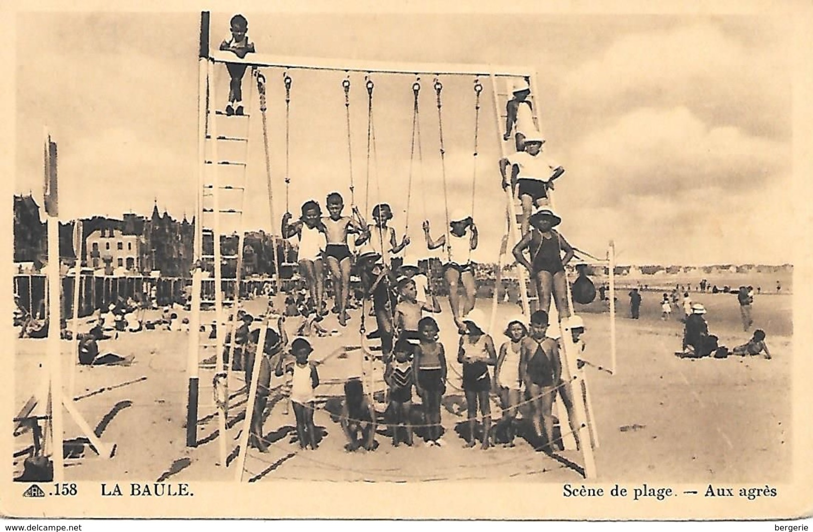 44    La Baule    Scénes De Plage    Enfants Sur Les Balançoires - La Baule-Escoublac