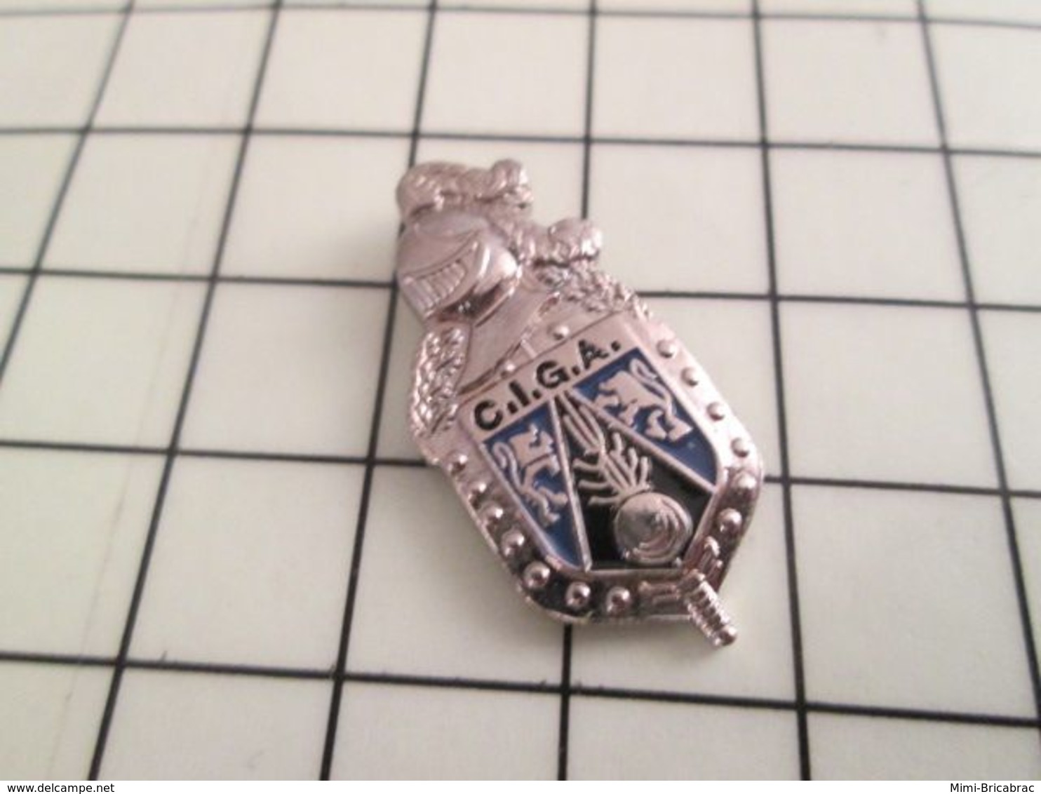 120 Pin's Pins / Beau Et Rare / THEME : MILITARIA / PUCELLE DE GENDARMERIE CIGA Par GILLES G - Army