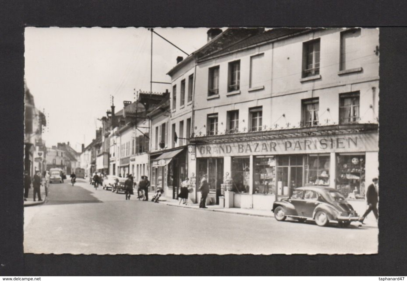 CPSM Pf . 60 . CRÉPY-EN-VALOIS . Rue De Paris . "Grand Bazar Parisien". Voitures, Animation . - Crepy En Valois