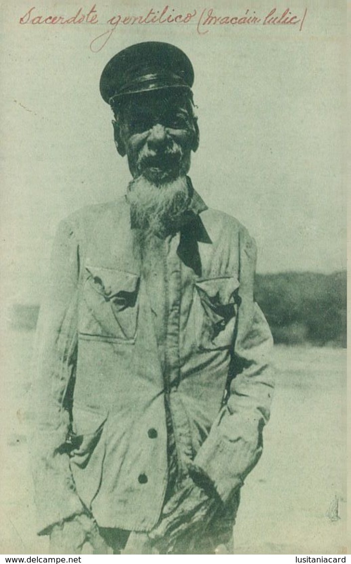 TIMOR - COSTUMES - Timor Português - Um Macaír Lúlic ( Sacerdote Gentilico)( Ed. Da Missão Nº 051248) Carte Postale - Oost-Timor