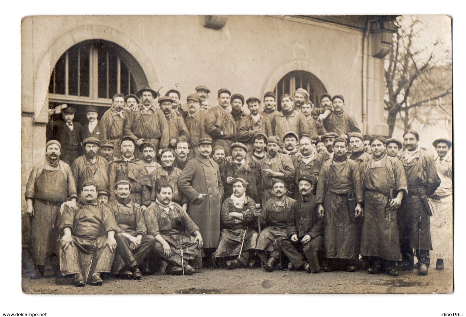 CPA 2956 - MILITARIA - Carte Photo Militaire - Un Groupe De Civils & Soldats à DIJON  ( Abattoir ? ) - Personen