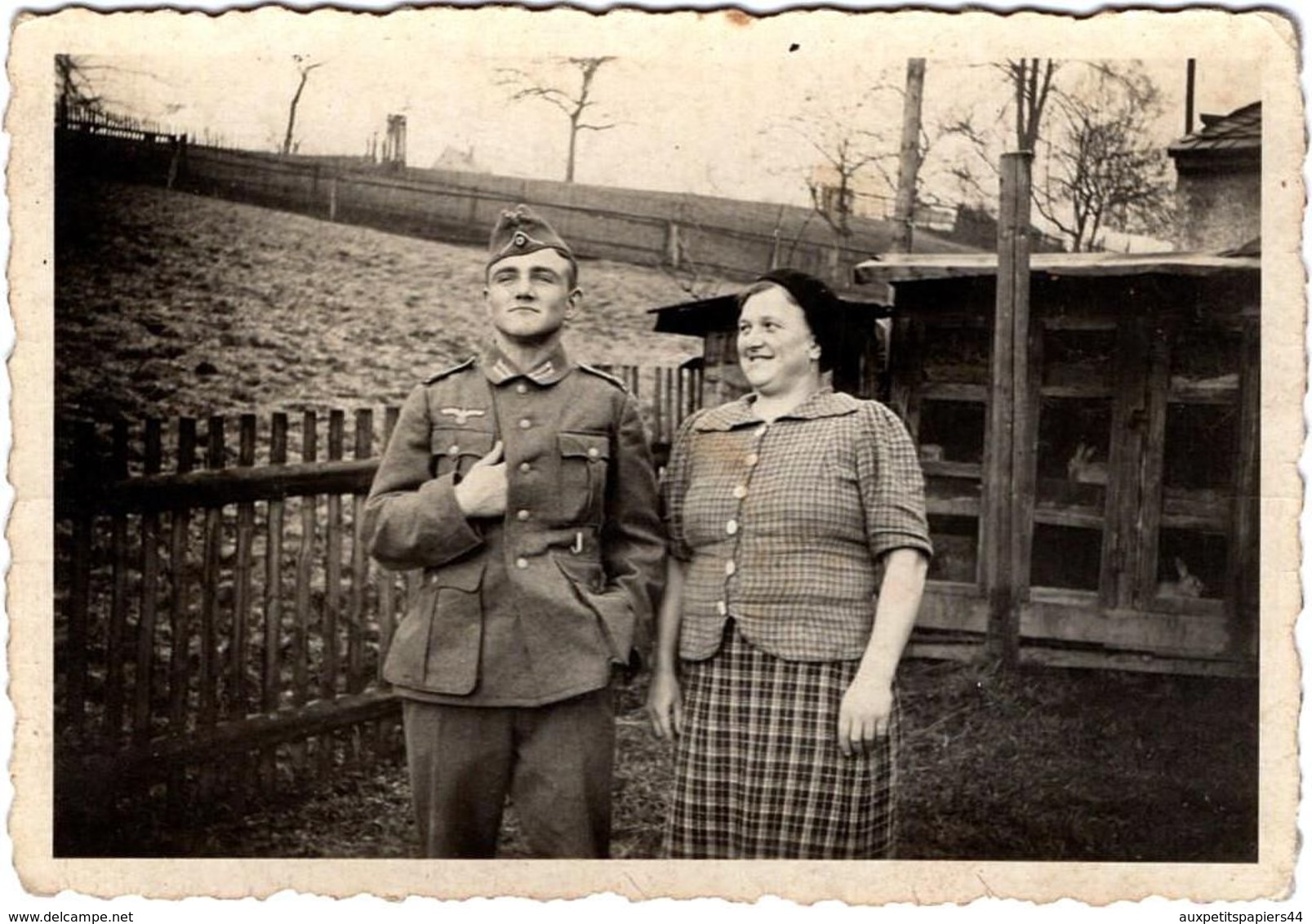 Carte Photo Originale Guerre 1939/45 - Jeune Soldat De La Wehrmacht & Sa Maman Devant Leurs Clapiers à Lapins - Guerre, Militaire