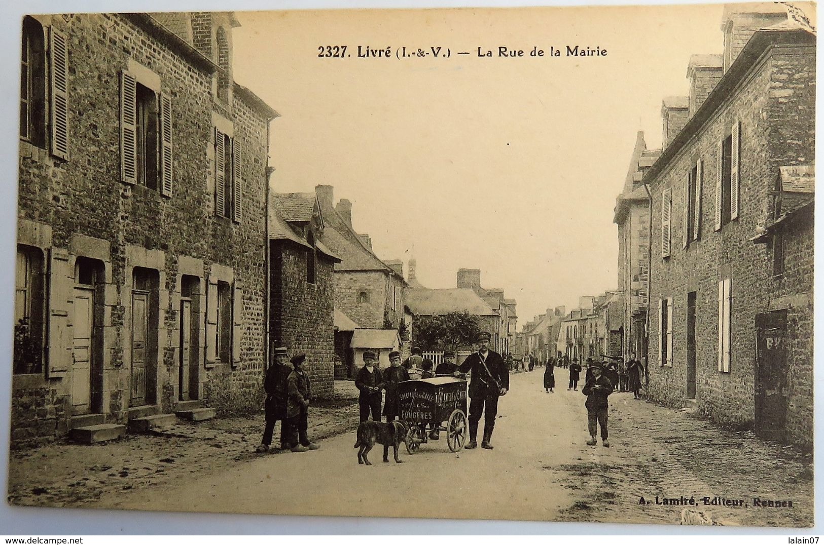 C. P. A. : 35 LIVRE, La Rue De La Mairie, Voiture à Chien, "Spécialités De Cafés Fougères" - Otros & Sin Clasificación