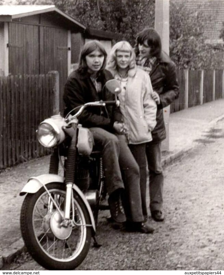 Photo Originale Motard, Motocyclisme Et Moto à Identifier Pour Bande De Jeunes Aux Cheveux Longs Vers 1970 - Radsport