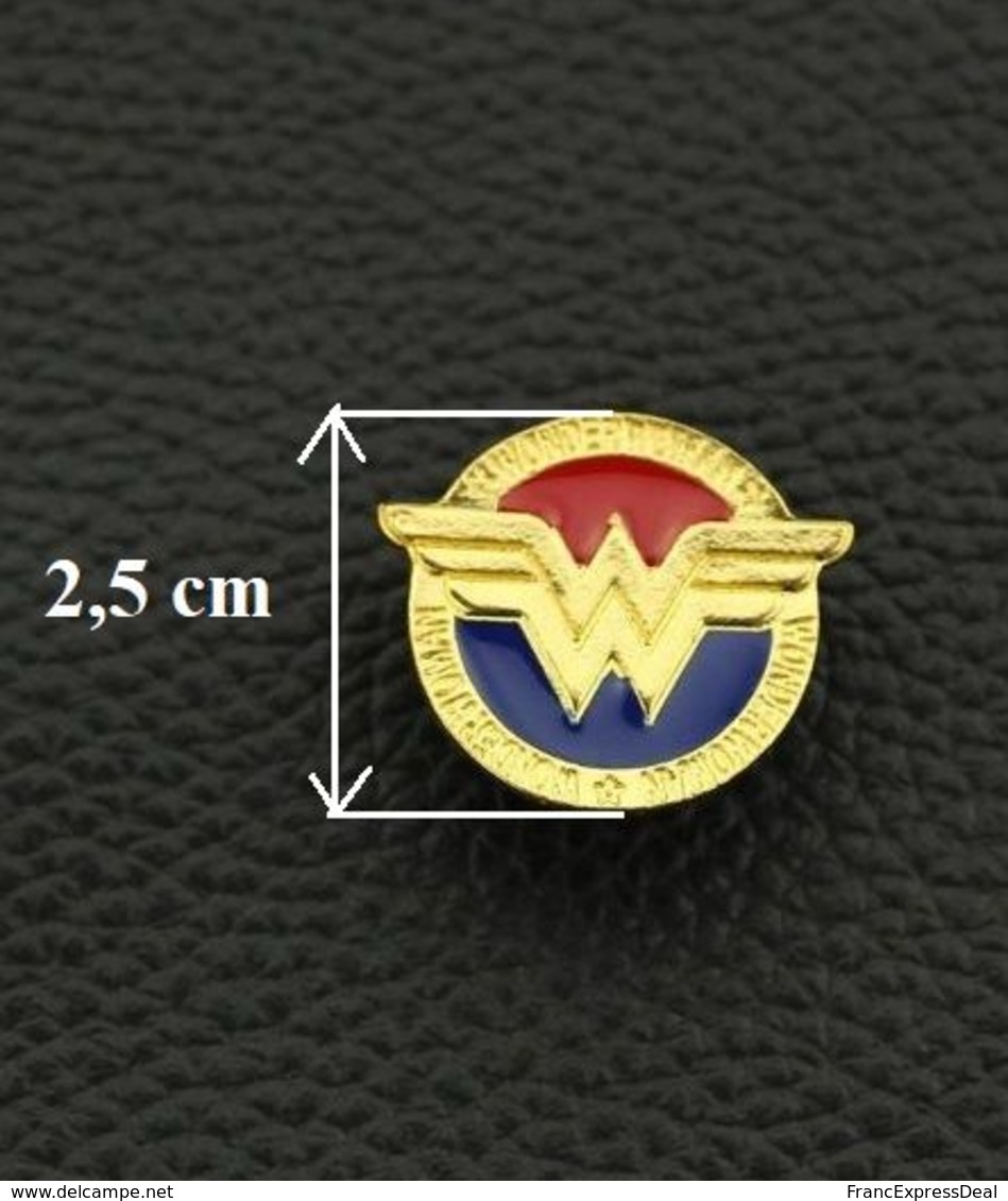 1 Pins Pin's NEUF En Métal ( Brooch ) - Wonder Woman - BD