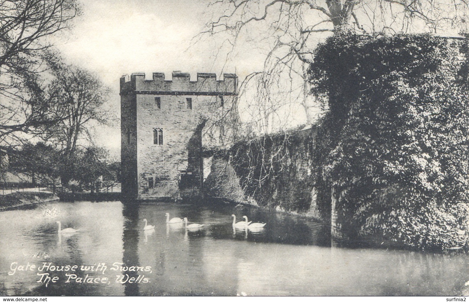 SOMERSET - WELLS - THE PALACE - GATEHOUSE WITH SWANS Som429 - Wells