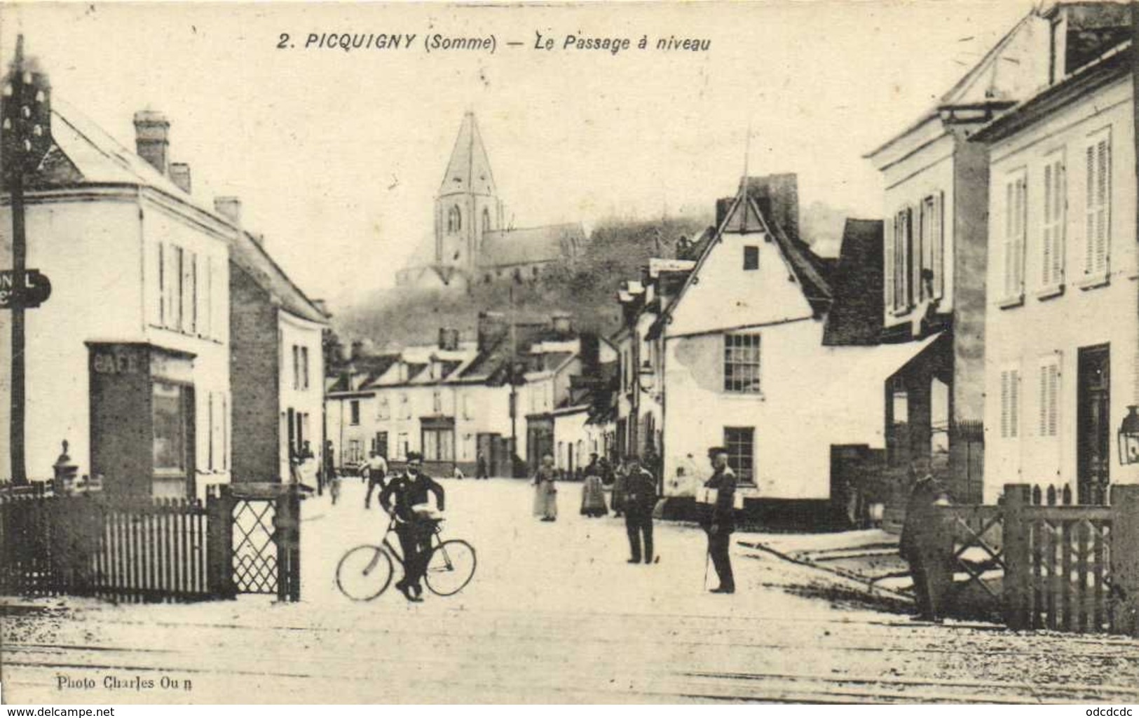 PICQUIGNY (Somme) Le Passage à Niveau Facteur RVRV - Picquigny