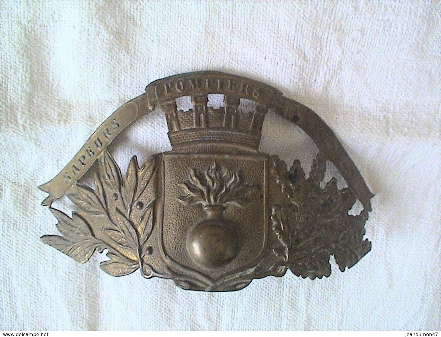 PLAQUE DE DECORATION DE CASQUE DE POMPIER A IDENTIFIER.   SAPEURS POMPIERS L.M.T - Bomberos