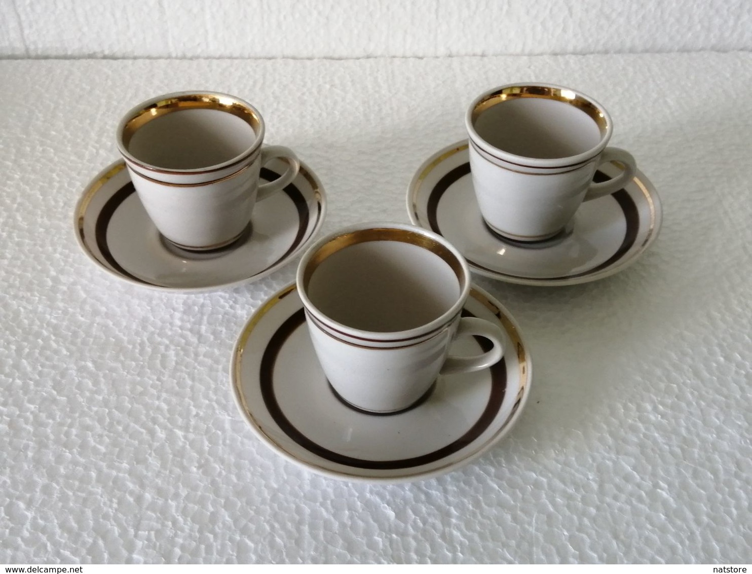 VINTAGE PORCELAIN COFFEE CUPS AND SAUCERS,  MADE IN THE USSR IN 1980 - Tasses