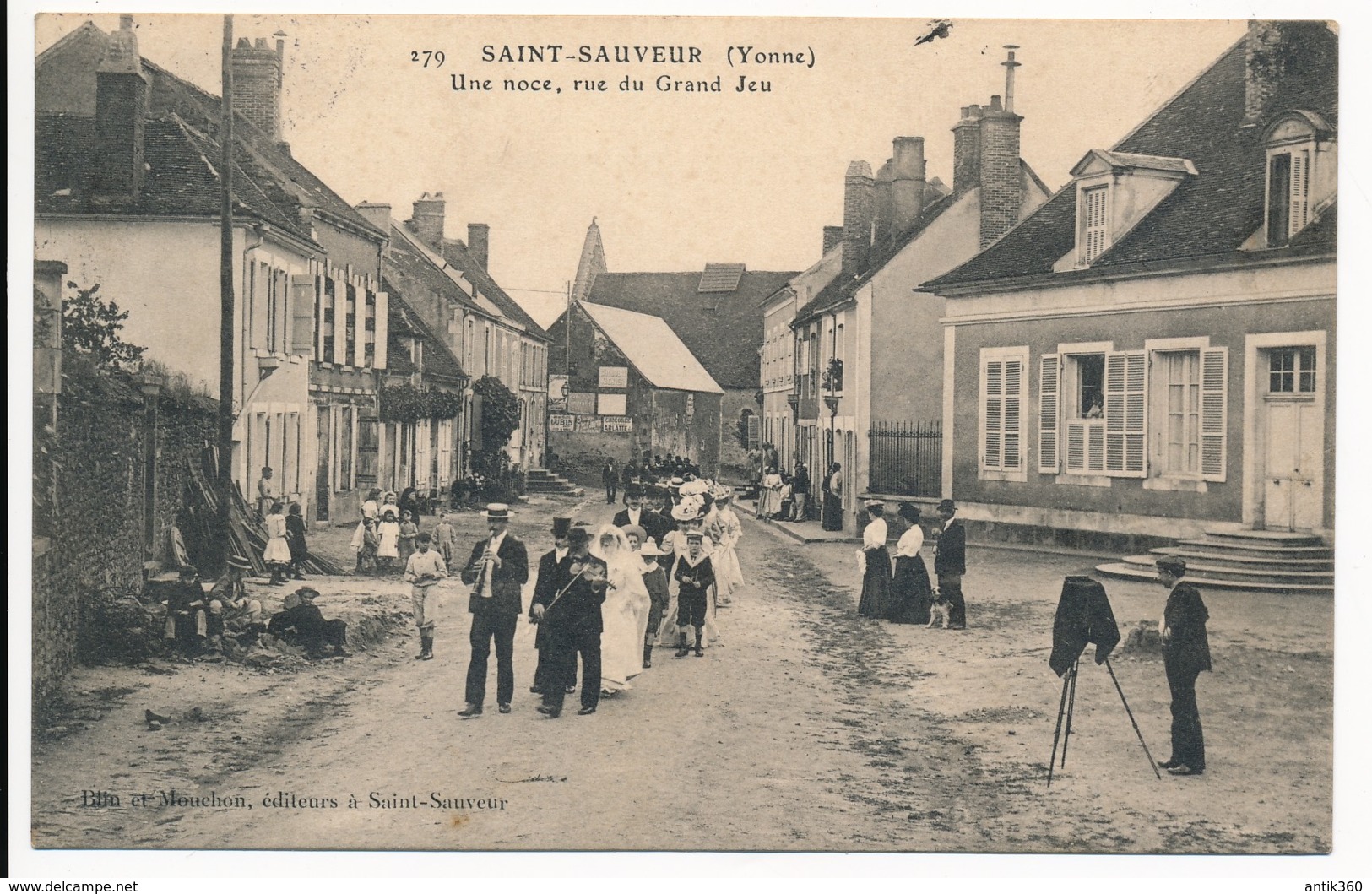 CPA 89 SAINT SAUVEUR EN PUISAYE  Une Noce Rue Du Grand Jeu - Saint Sauveur En Puisaye