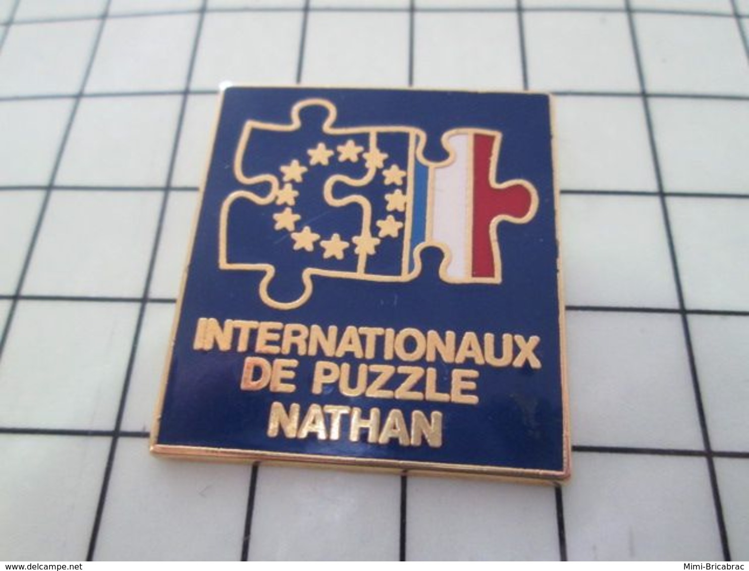 115b Pin's Pins / Beau Et Rare / THEME : JEUX / DRAPEAUX FRANCE EUROPE INTERNATIONAUX DE PUZZLE NATHAN - Spelletjes