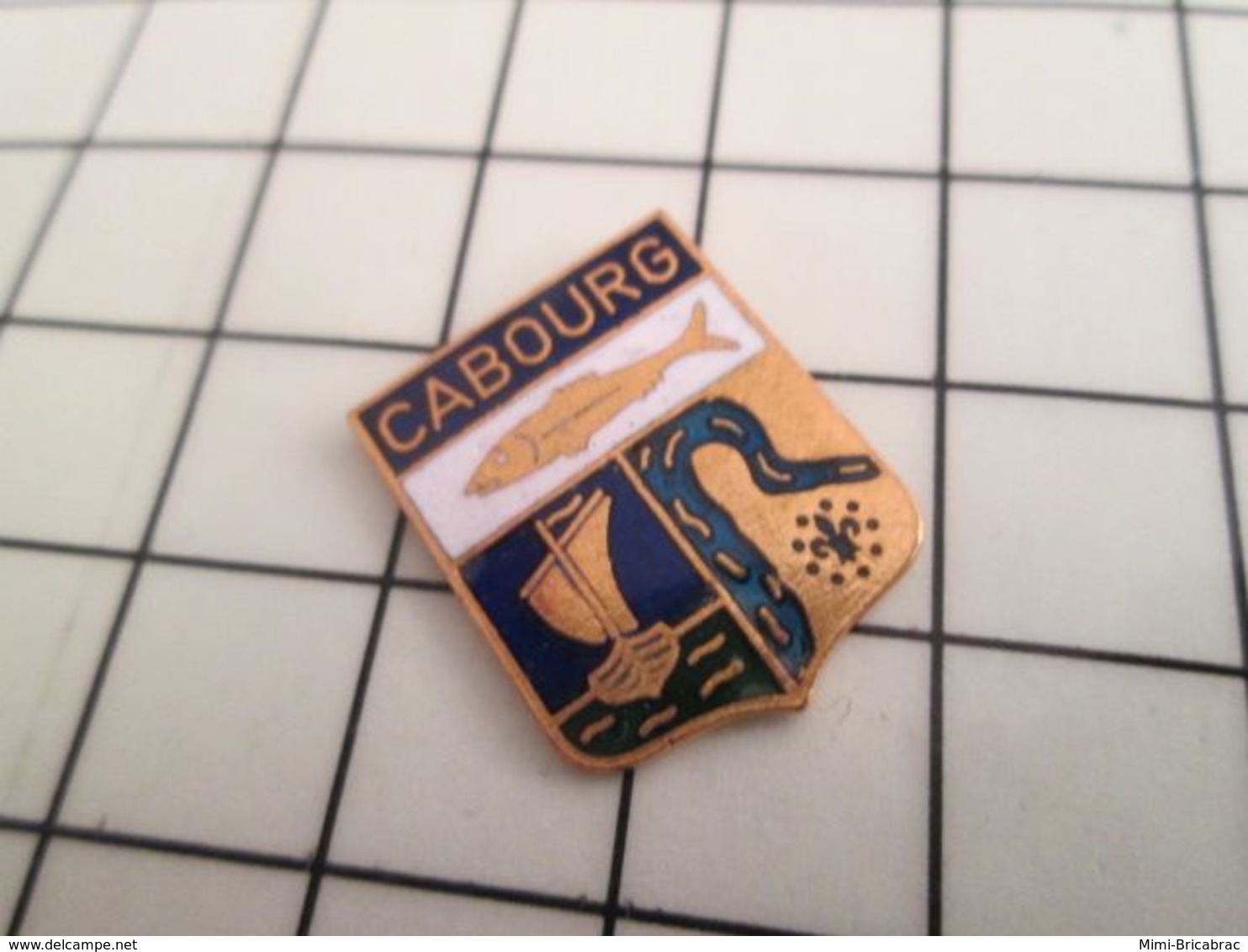 115b Pin's Pins / Beau Et Rare / THEME : VILLES / BLASON ECUSSON ARMOIRIES CABOURG POISSON RIVIERE BATEAU - Cities