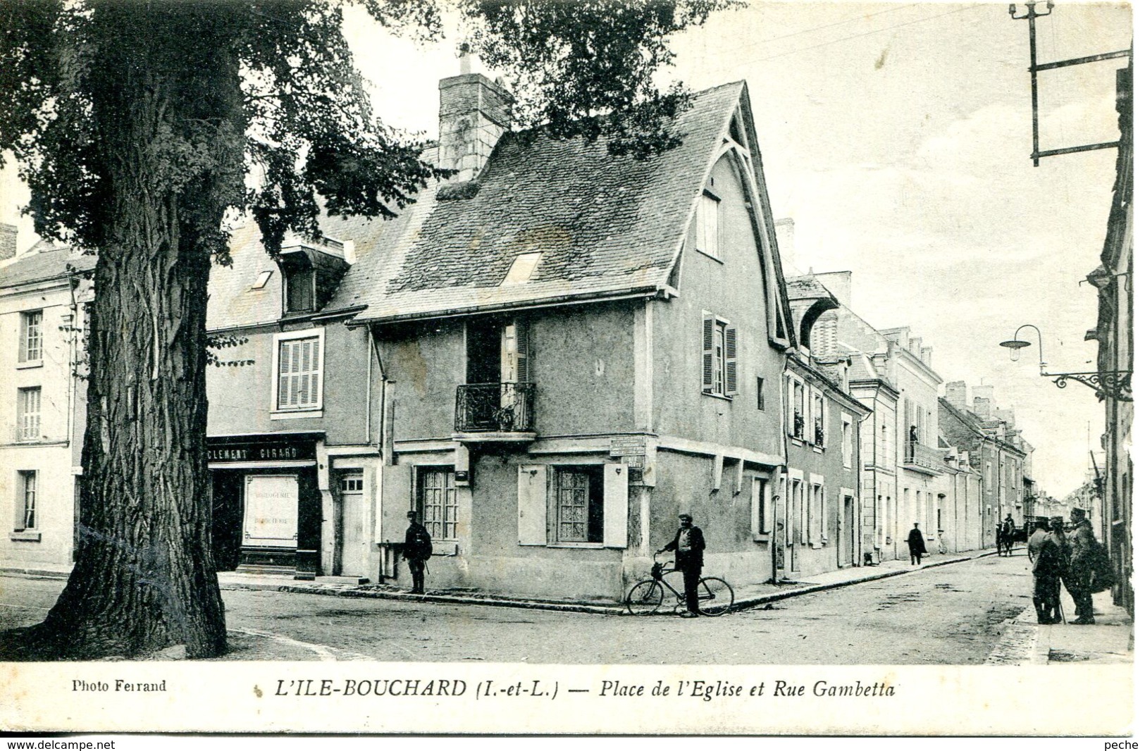 N°743 R -cpa L'île Bouchard -place De L'église Et Rue Gambetta- - L'Île-Bouchard