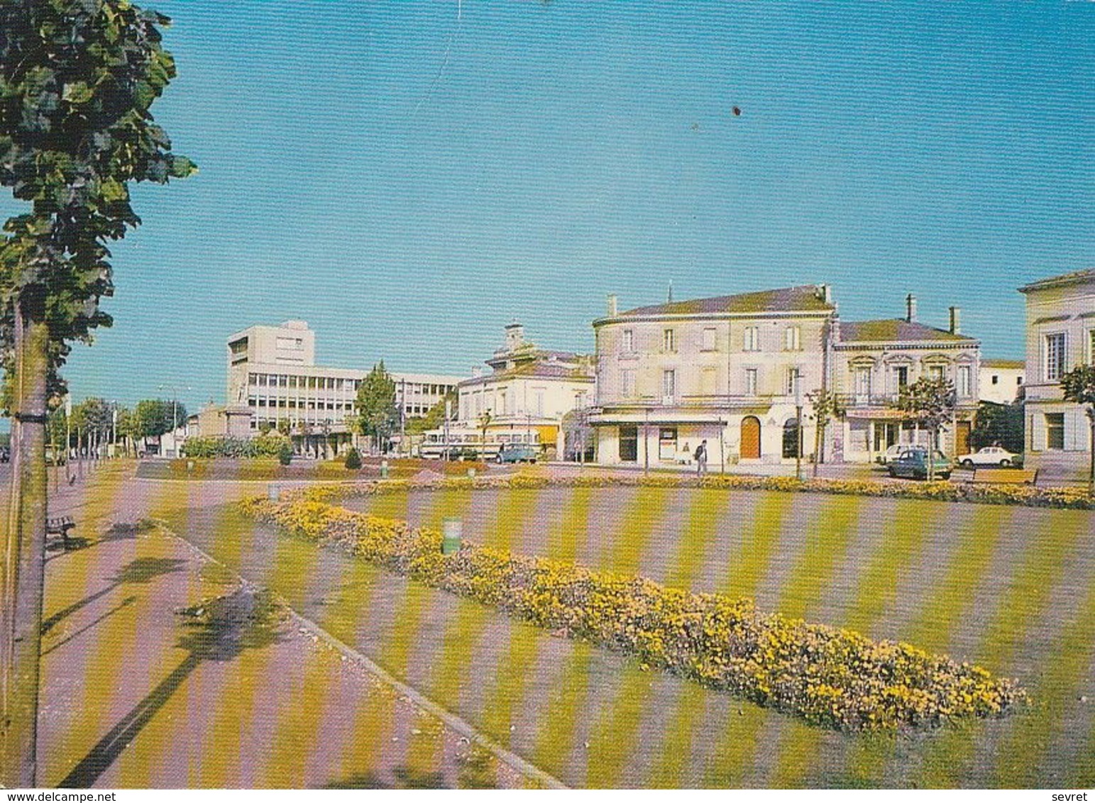 LIBOURNE  - La Place Decaze Et Le Lycée .  Cliché Rare .   CPM - Libourne