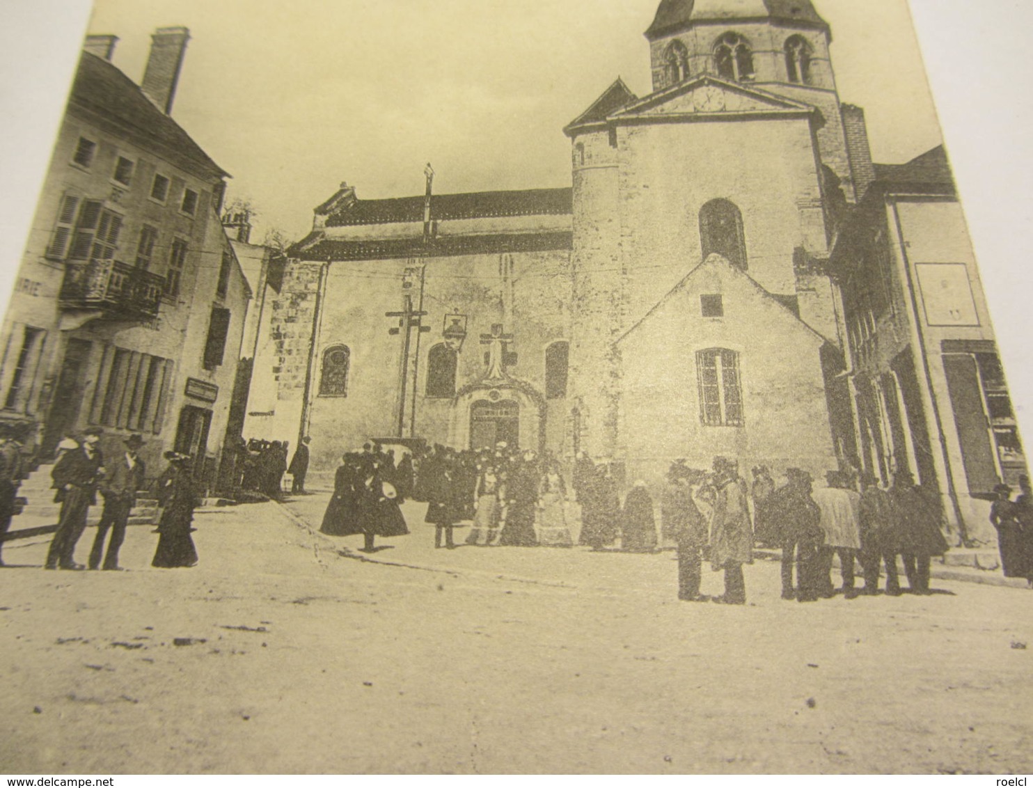 Cpa  BELLENAVES (03)  L'église (sorti De Messe) Et L'Hôtel De Ville - Autres & Non Classés