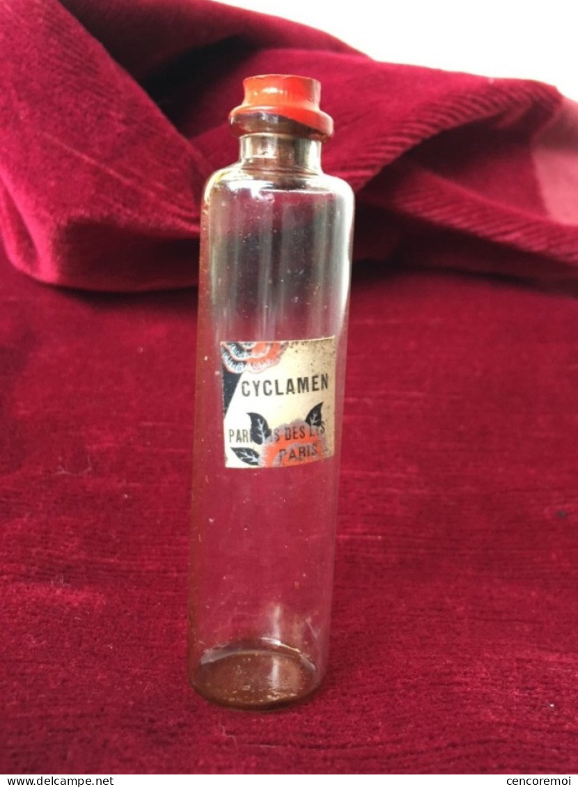 Flacon Ancien En Verre Très Fin, Parfum Des Lys " Cyclamen " - Flacons (vides)