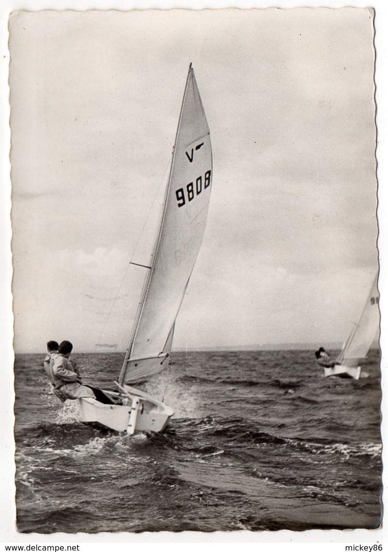 Sports Nautiques--VOILE --1963--bateau Vaurien En Régates.( Animée) ....cachet Concarneau-29.....à Saisir - Sailing