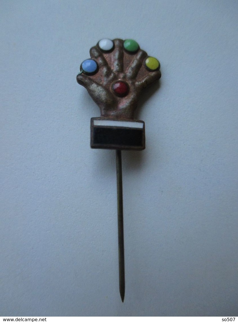 Vintage Enamel Pin Badge-Circus,Carnival Or Street Entertainers,Juggle Jongler Five Small Balls Different Colors In Hand - Spelletjes