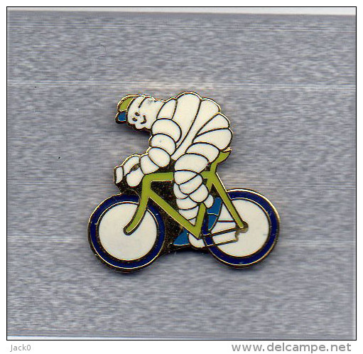 Pin's  Sport  Cyclisme, Marque  Pneus  Automobile  Michelin, Bibendum  Sur  Un  Vélo - Radsport