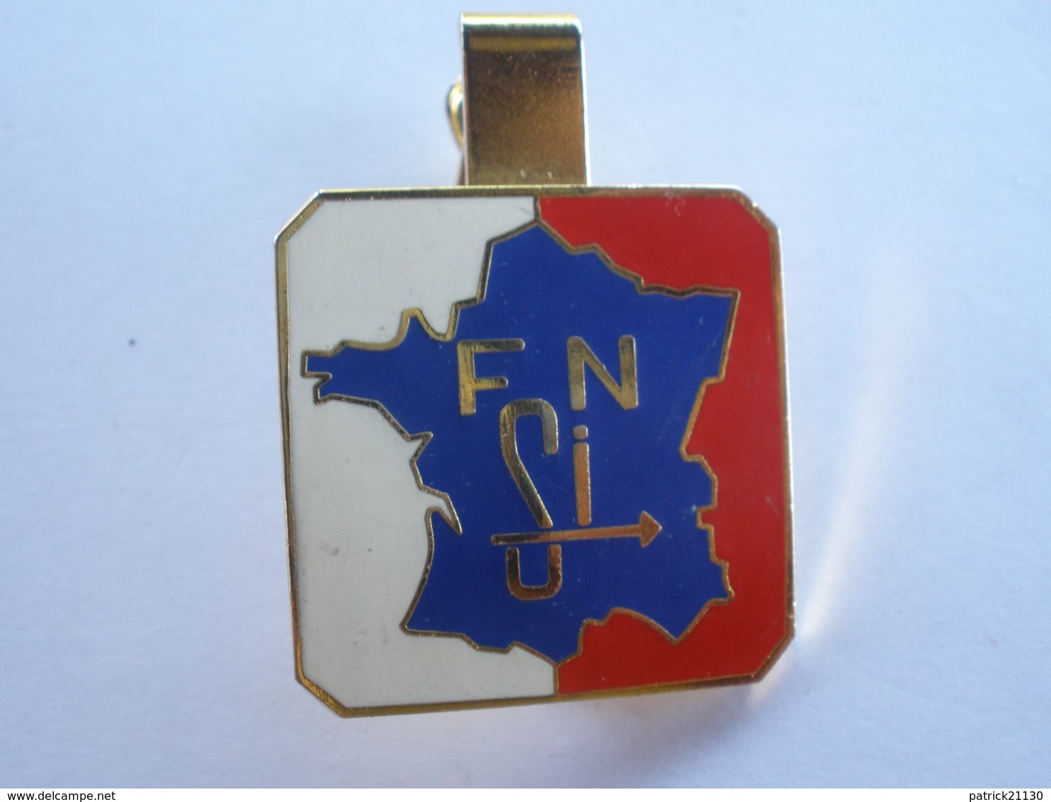 PLAQUE EMAILLEE AVEC CLIP ARTHUS BERTRAND FRANCE FN SI ? PRENEUR D INFOS - Autres & Non Classés