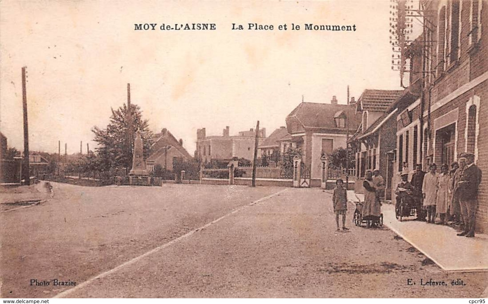 02 - N°110758 - Moy-De-L'Aisne - La Place Et Le Monument - Autres & Non Classés